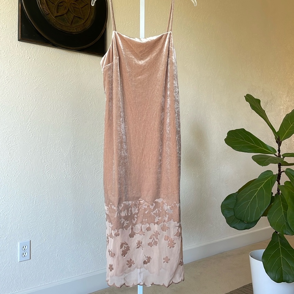 Banana Republic limited edition stunning very rare muave velvet laser cut dress
